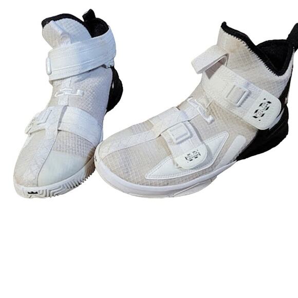Nike- Lebron Solider Sneakers- Size 6.5Y - Picture 1 of 6